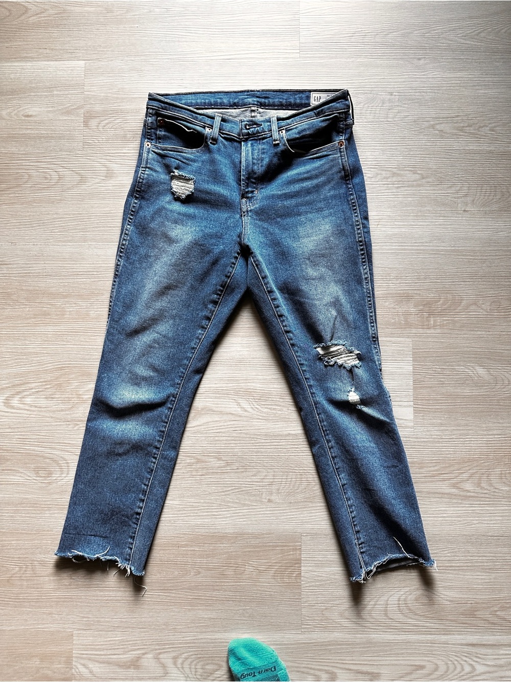 GAP Vintage Slim Mid Rise Cropped Jeans
Women's size 29 / 8P